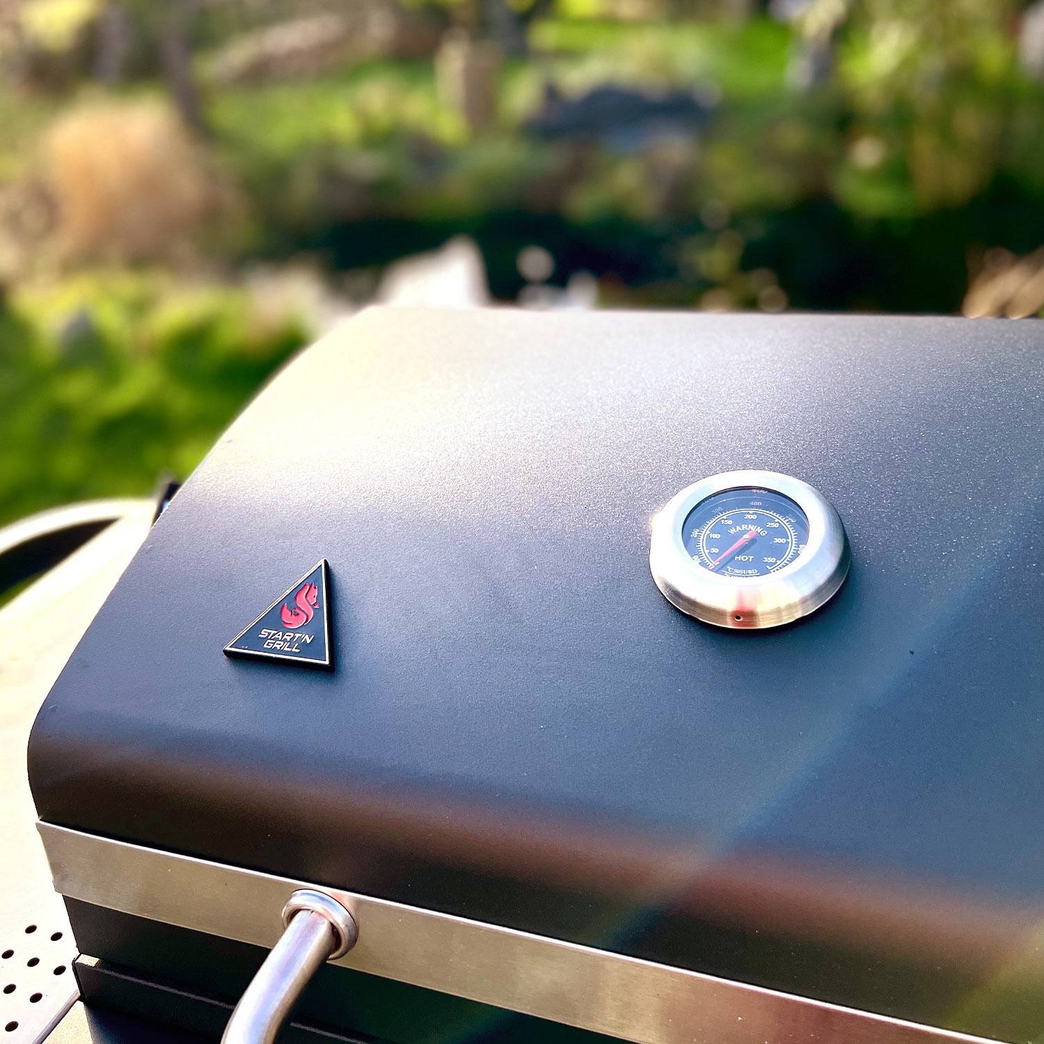 Barbecue a carvão - SNGONE FR noir - Barbecue de auto-ignição com tampa, grelha, luz LED USB, suporte para utensílios, grelha de aquecimento e colector de cinzas Photo4