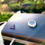 Barbecue charbon de bois - SNGONE FR noir - barbecue à allumage automatique avec housse, plancha, lampe LED USB, porte-ustensiles, grille maintien au chaud & récupérateur de cendres Photo4
