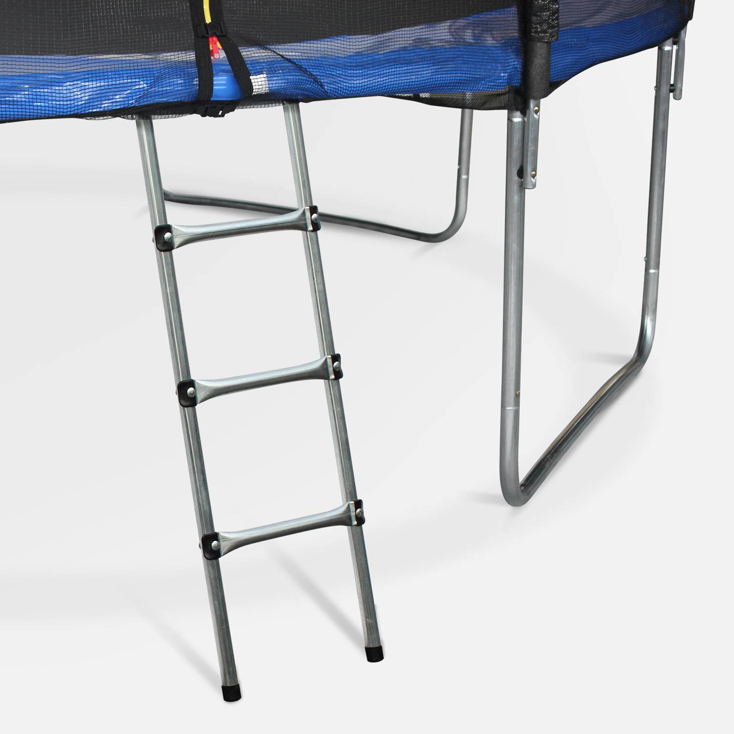 Pakket met accessoires voor trampoline Ø460cm Neptune met een ladder, een beschermhoes, een opbergnet voor schoenen en een verankeringskit Photo2