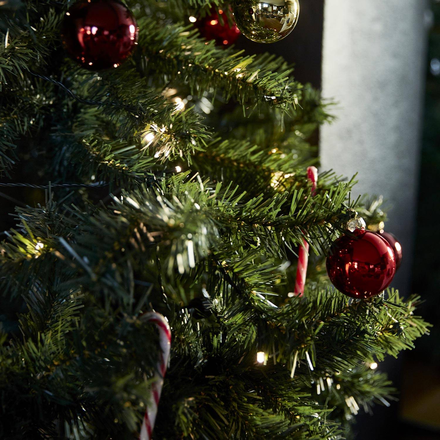 Sapin de Noël artificiel de 180 cm avec guirlande lumineuse et pied inclus Photo3