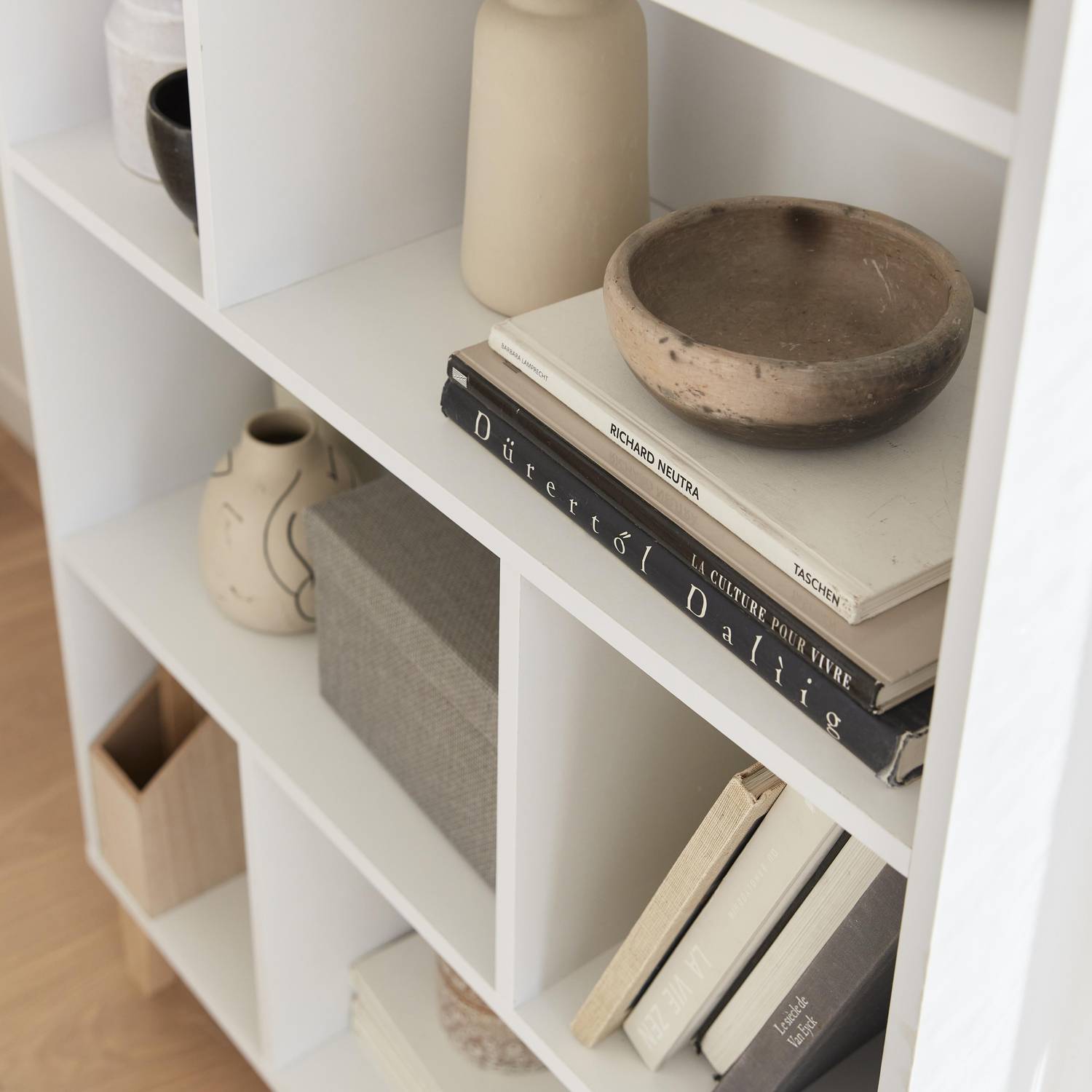 Librería blanca escandinava, estantería asimétrica - Floki - patas de madera de abeto, 4 estantes, 8 compartimentos, 80x30x138cm  Photo3