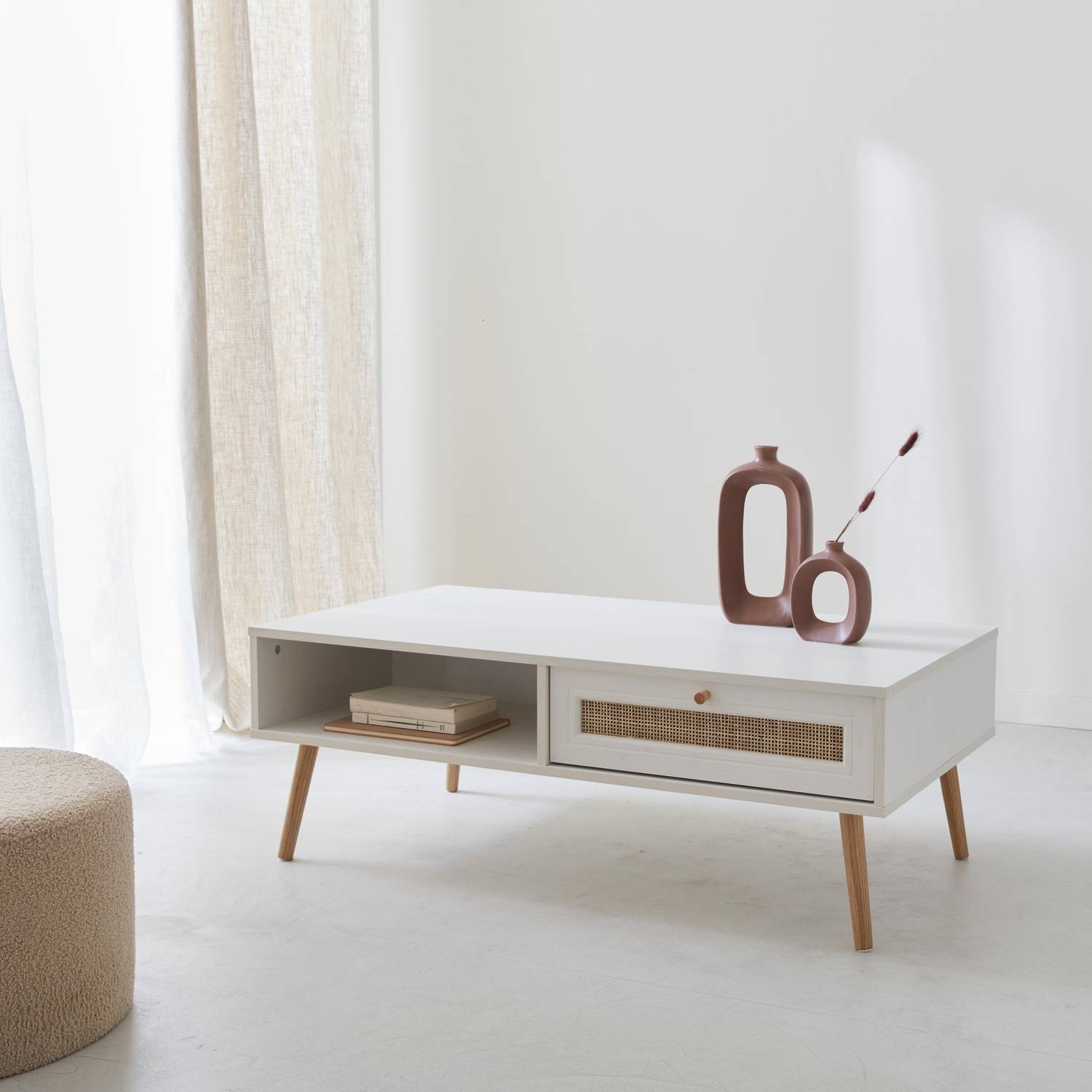 Table basse en cannage 110x59x39cm - Bohème - Blanc, 1 tiroir, 1 espace de rangement, pieds scandinaves Photo2