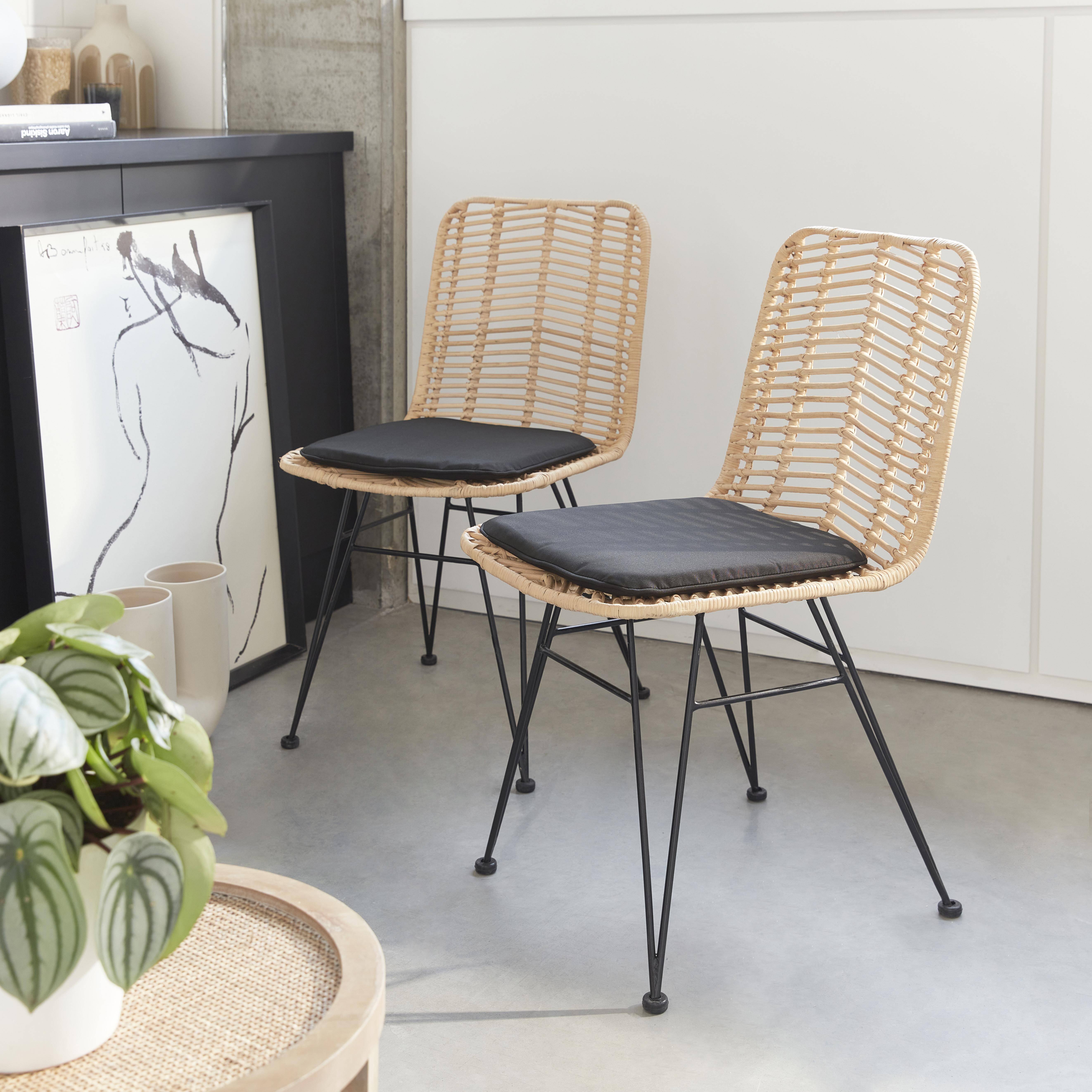 Deux chaises en rotin naturel et métal, coussins noirs - Cahya Photo1