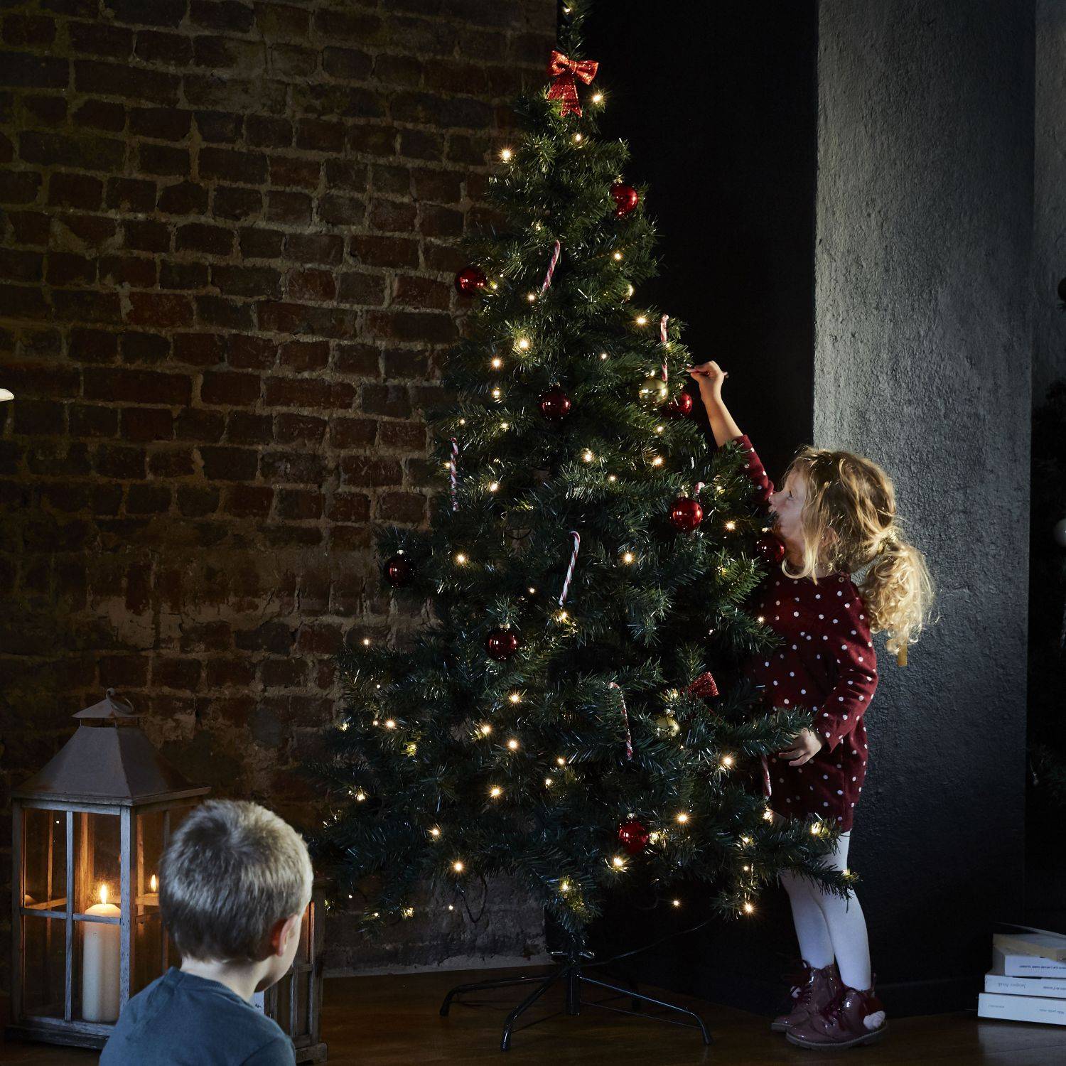 Sapin de Noël artificiel de 180 cm avec guirlande lumineuse et pied inclus Photo1