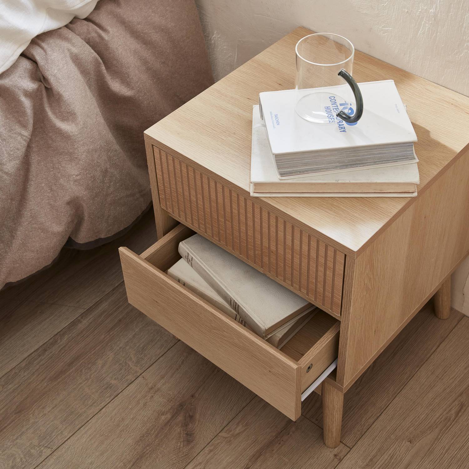 Conjunto de 2 mesas de cabeceira com duas gavetas, decoração em madeira e pernas em pinho - Linear Photo3