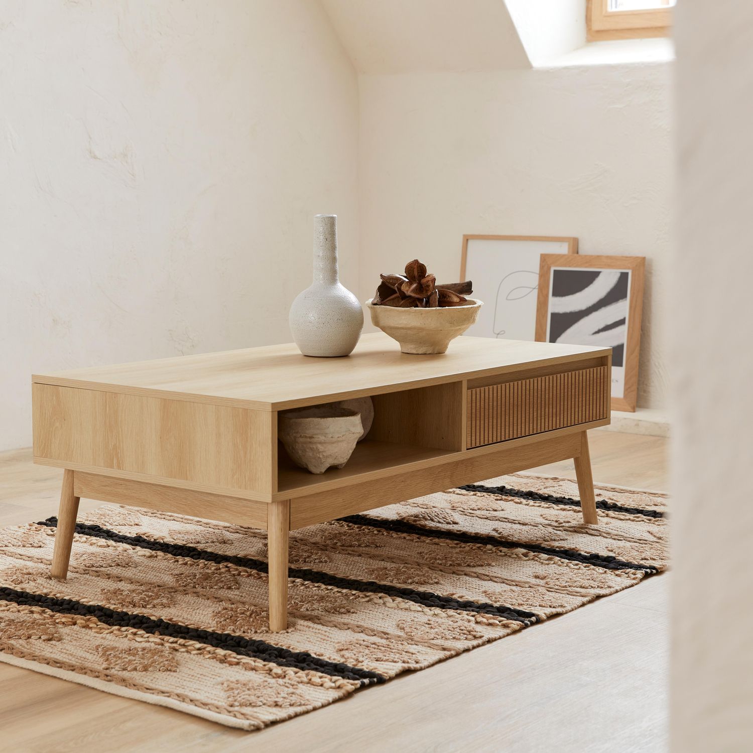 Table basse scandinave décor bois rainuré 2 niches, 1 tiroir
