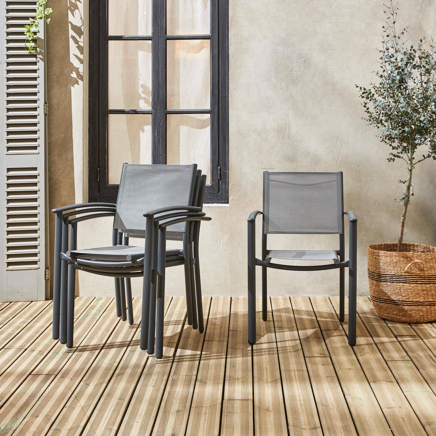Lot de 4 fauteuils de jardin gris clair et anthracite empilables aluminium et textilène P56xL57xH85cm Photo2