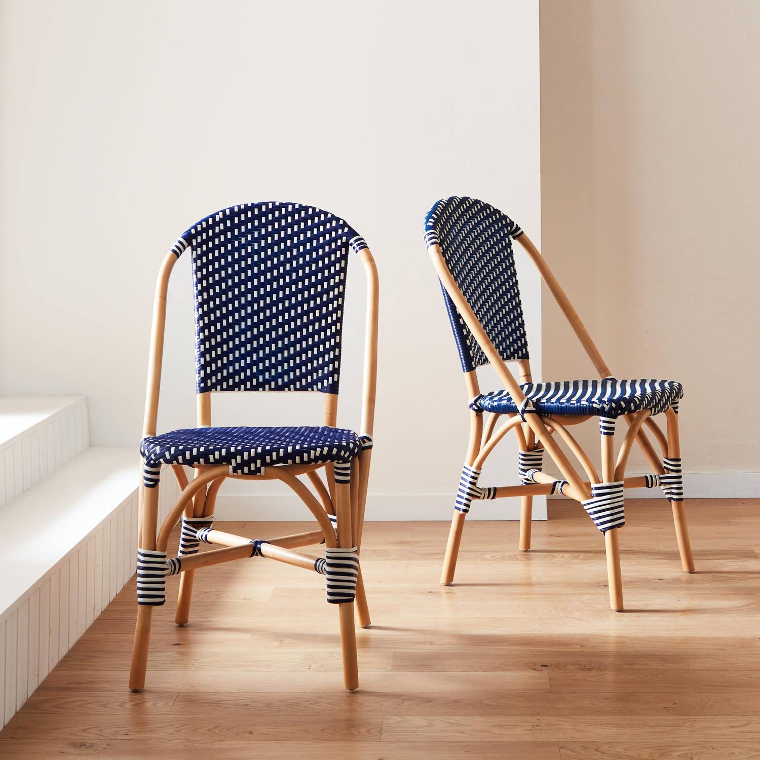 Lot de 2 chaises empilables bistrot en rotin et polyrotin bleu et blanc, L 48 x P 58 x H 90cm Photo2