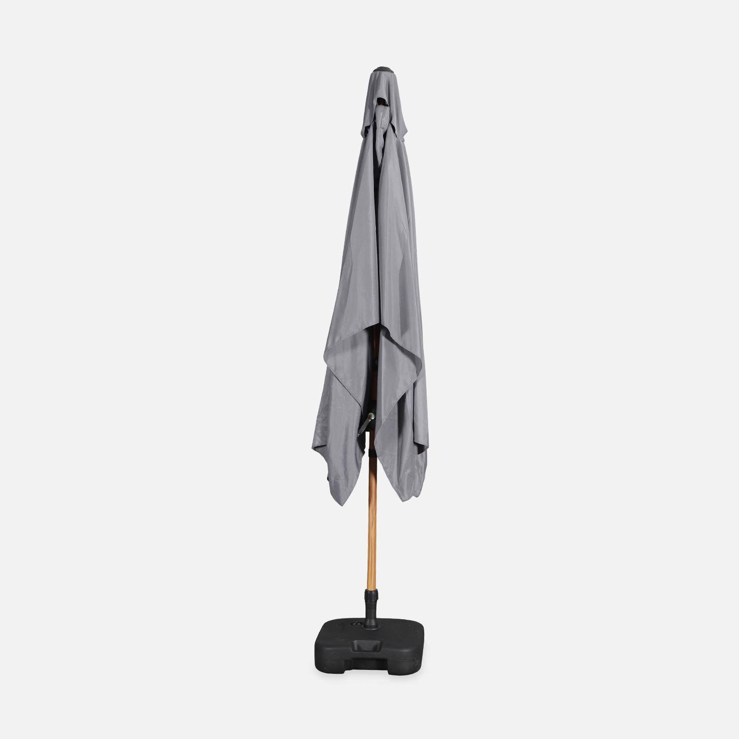 Parasol droit gris rectangulaire 2x3m, mât central imitation bois en aluminium orientable et manivelle d'ouverture Photo3