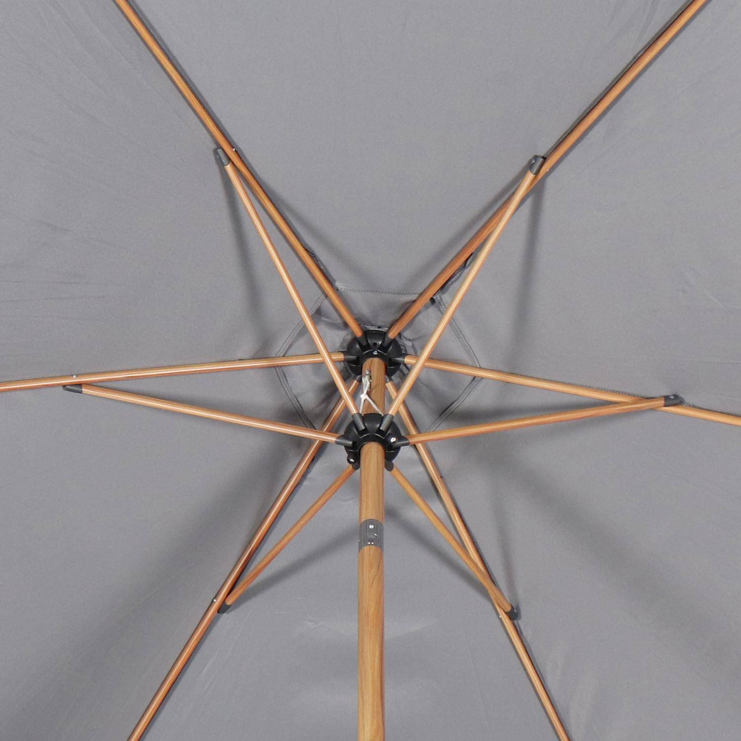 Parasol droit rond gris Ø293cm mât central en aluminium imitation bois, orientable et manivelle d'ouverture Photo5