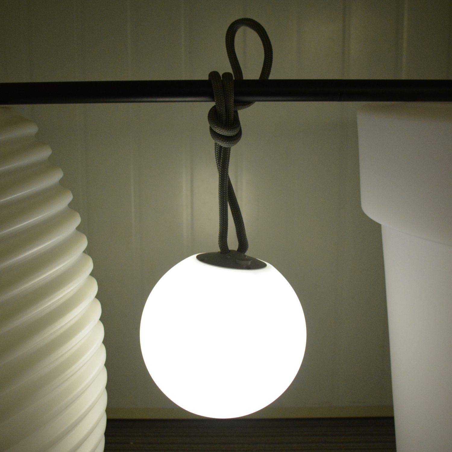 CORDA 20  – Lampe LED sphérique à suspendre, boule lumineuse à accrocher, Ø 20cm, rechargeable Photo5