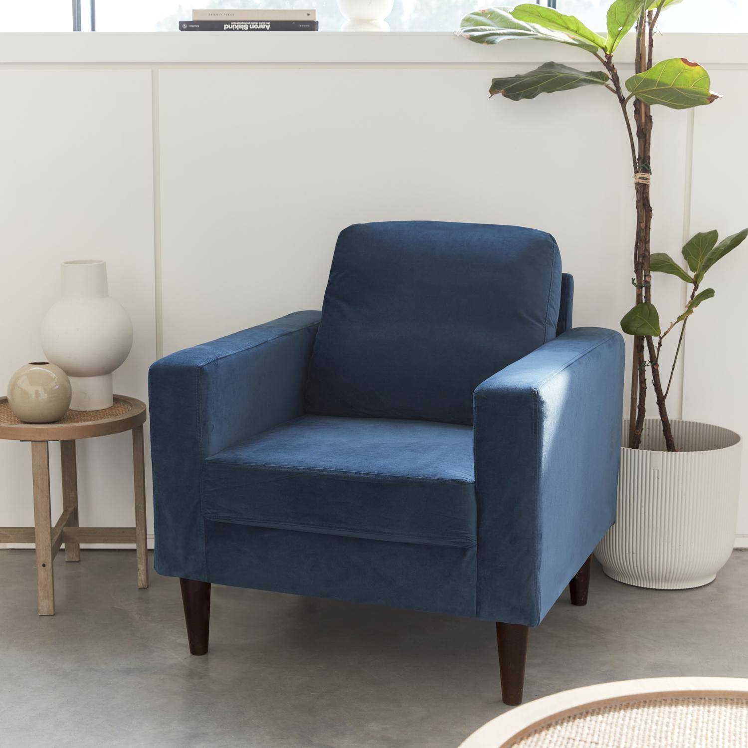 Sofá estilo poltrona de veludo azul  de um lugar com extrutura fixa reta e 4 pés de madeira - BJORN Photo1