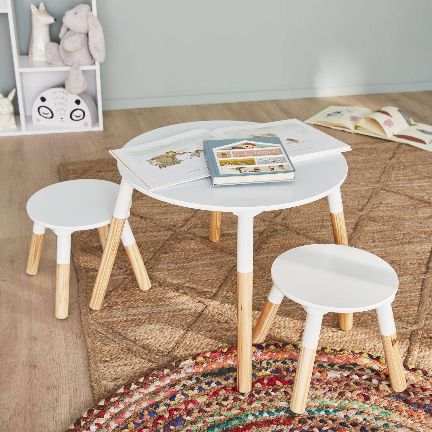 Conjunto de mesa e 2 baquetas infantil, em madeira masiça de pinos em cor natural com detalhes em branco, Ø55 x H43CM - TOBIAS Photo1