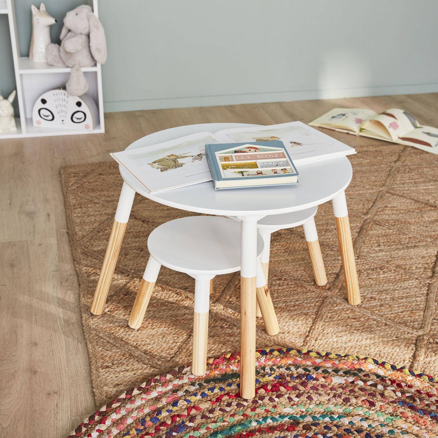 Conjunto de mesa e 2 baquetas infantil, em madeira masiça de pinos em cor natural com detalhes em branco, Ø55 x H43CM - TOBIAS Photo2