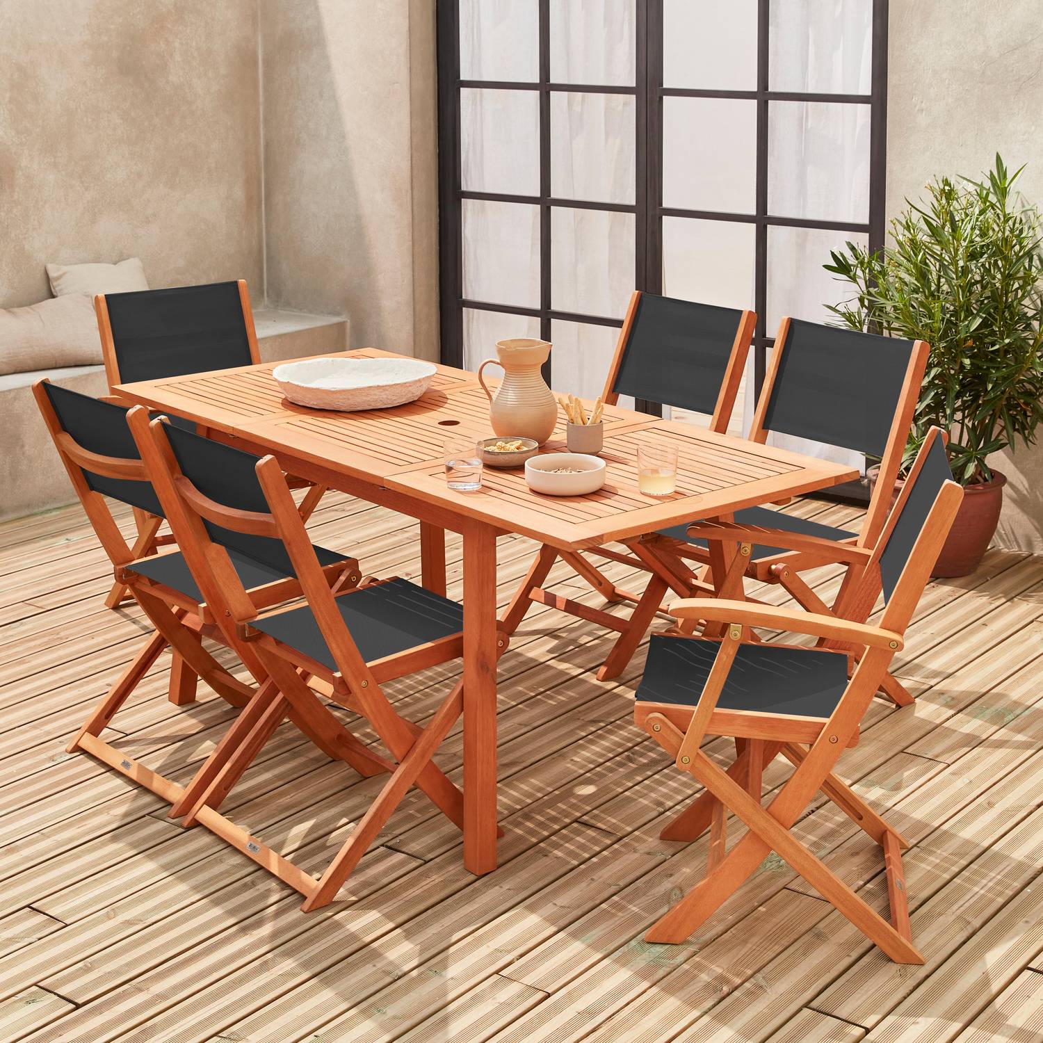 Salon de jardin en bois extensible - Table 120/180cm avec rallonge, 2 fauteuils et 4 chaises, en bois d'Eucalyptus FSC huilé et textilène noir Photo1