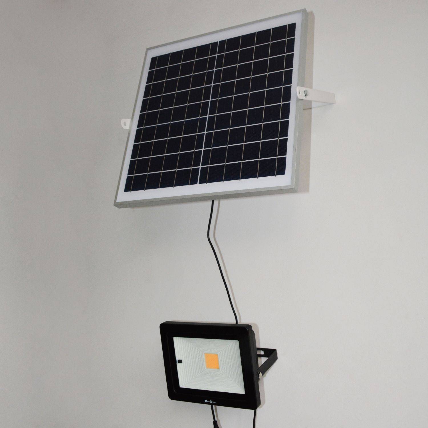Projecteur solaire à détecteur de mouvement LED 20W avec panneau solaire télécommandé blanc chaud, batterie lithium 6000mAh, spot extra puissant 2400 lumens équivalent 150W Photo5