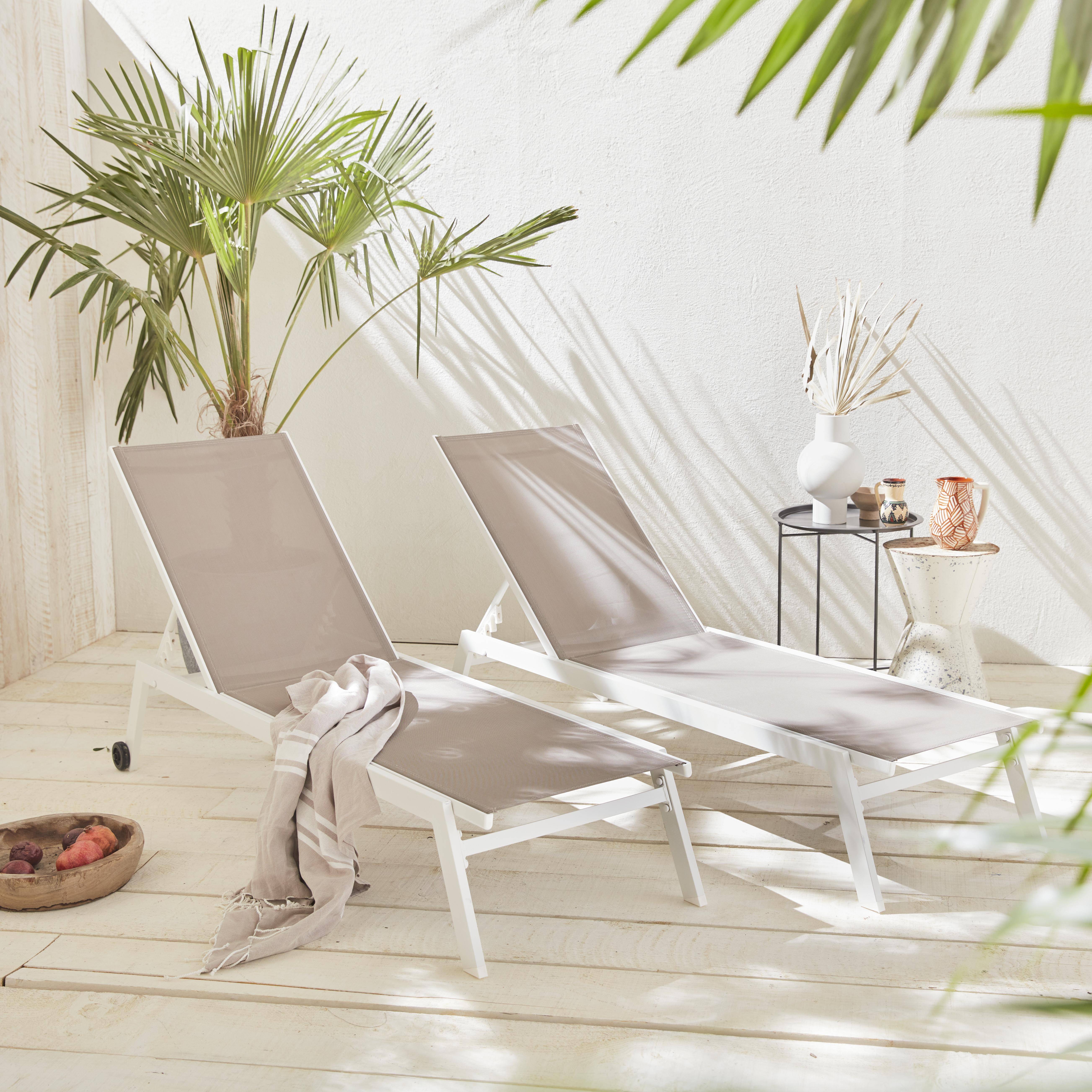 Set mit 2 ELSA Sonnenliegen aus weißem Aluminium und taupefarbenem Textilene, Liegestühle mit mehreren Positionen und Rädern Photo1