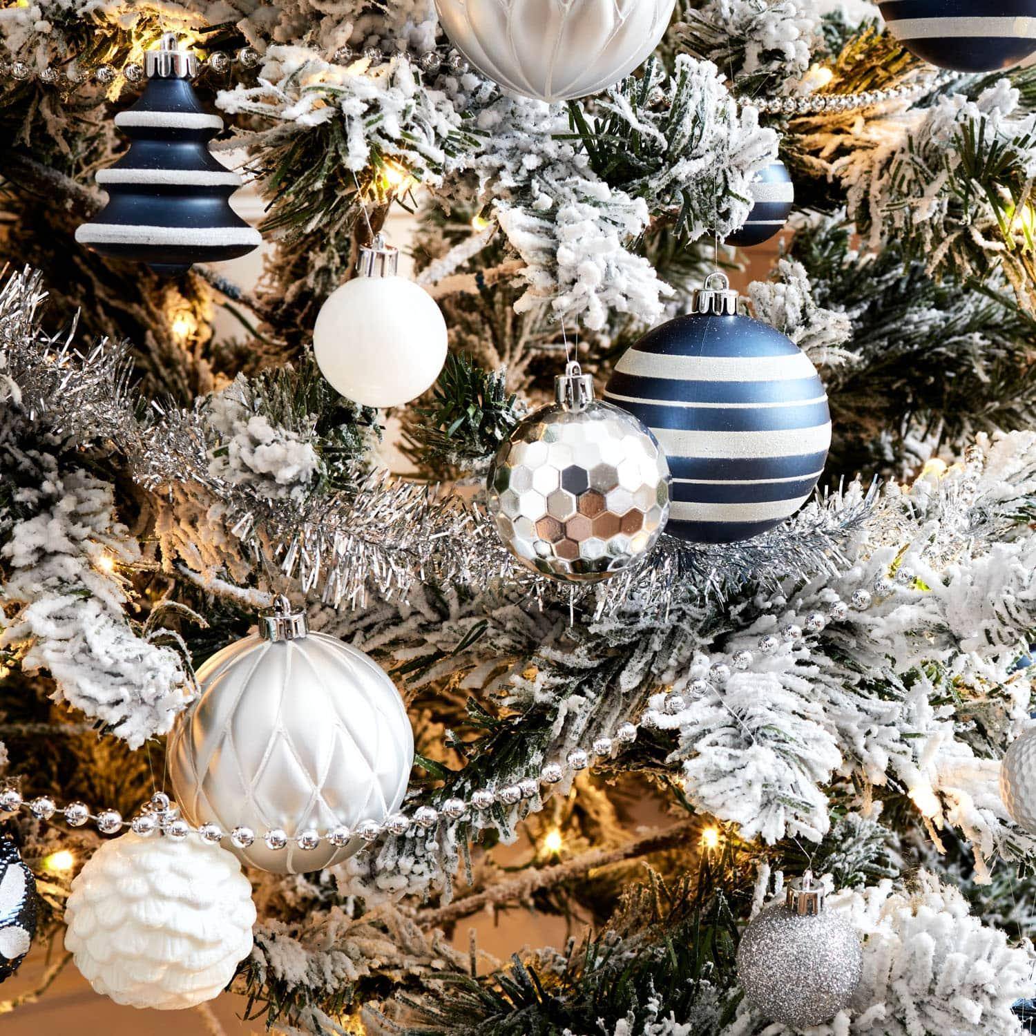 Árvore de neve artificial com kit de decoração - Montreal 150cm - branco com ornamentos azuis, prateados e brancos  Photo3