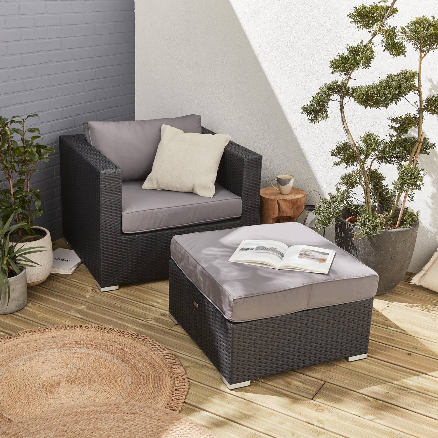 Gartenmöbel - Sessel + Hocker aus Kunststoffrattan - Schwarz, graue Kissen Photo1