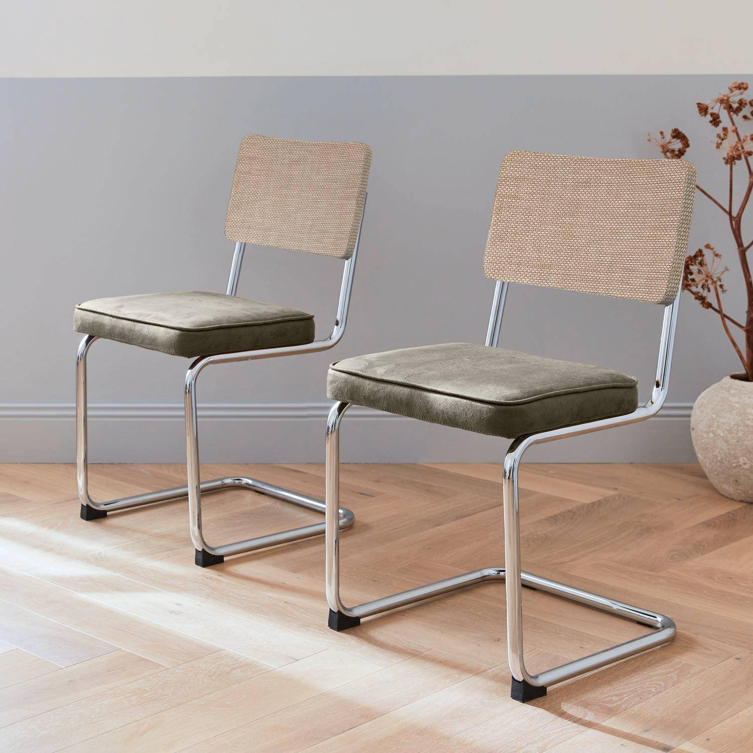 2 chaises cantilever - Maja - tissu kaki et résine effet rotin, 46 x 54,5 x 84,5cm   Photo1