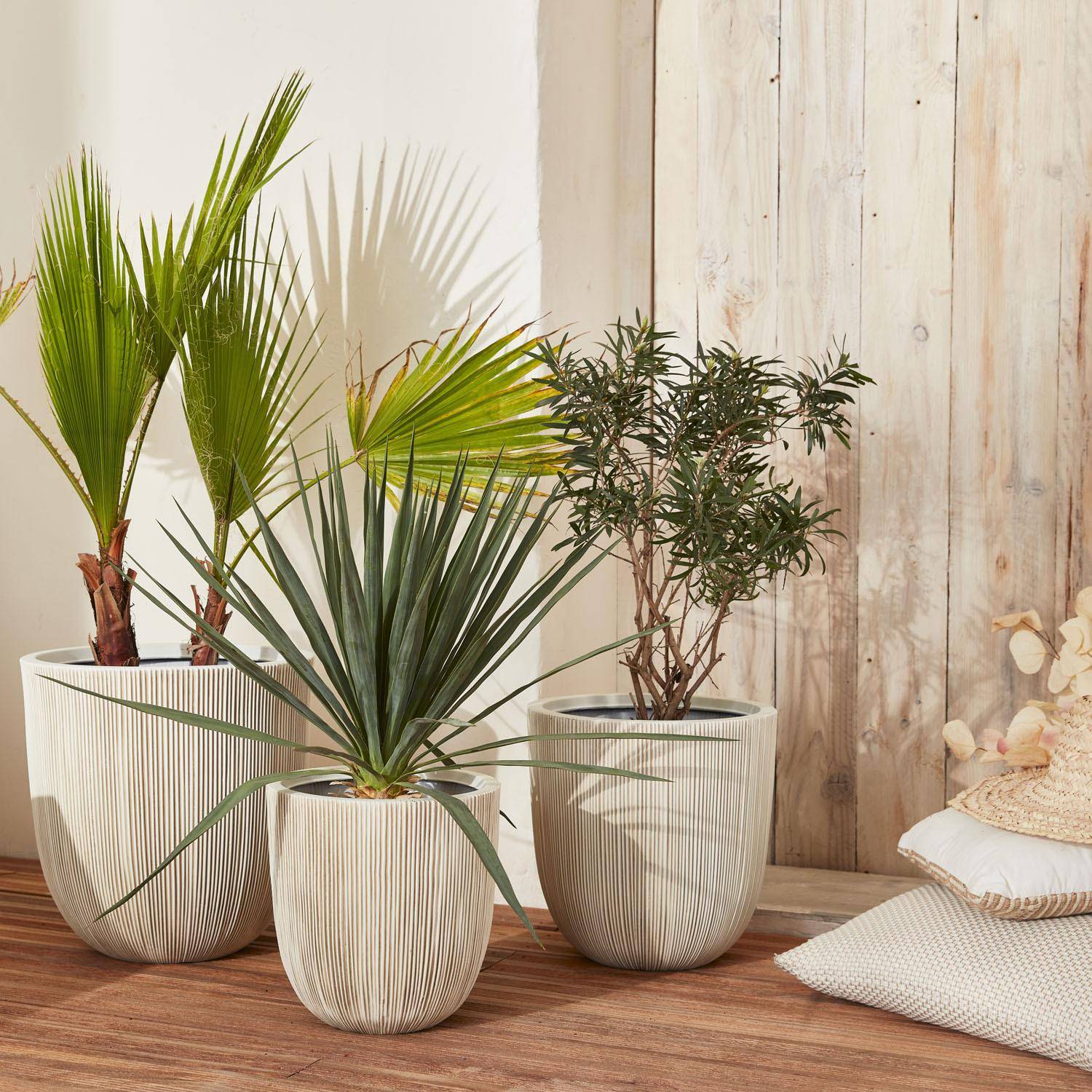 Lot de 3 caches pots – Hibiscus – vases en plastique, 3 tailles, ronds, beige, emboitables  Photo1