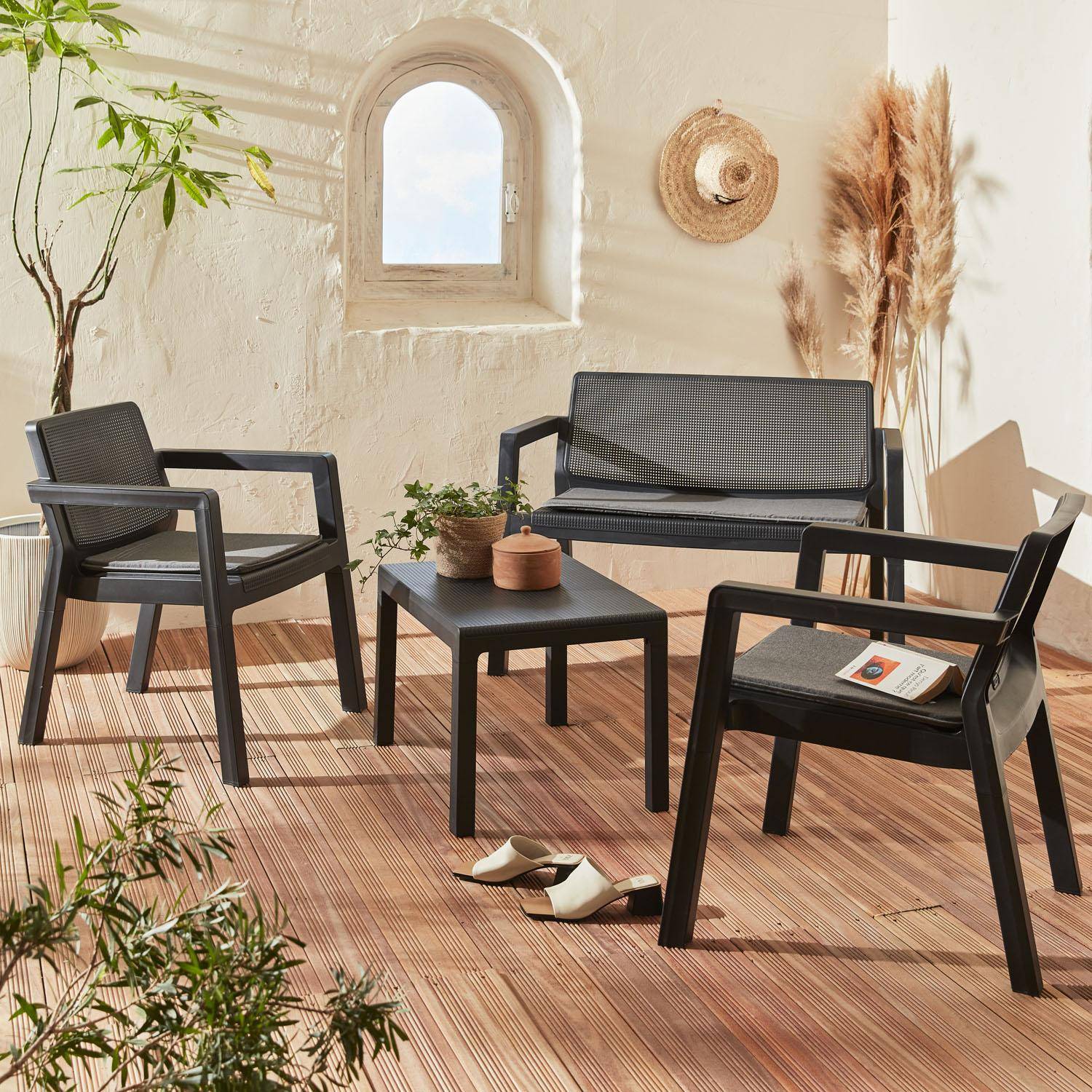 Salon de jardin 4 places - Emily -  résine plastique injectée Graphite avec coussins gris, deux fauteuils empilables, un canapé, une table basse Photo1