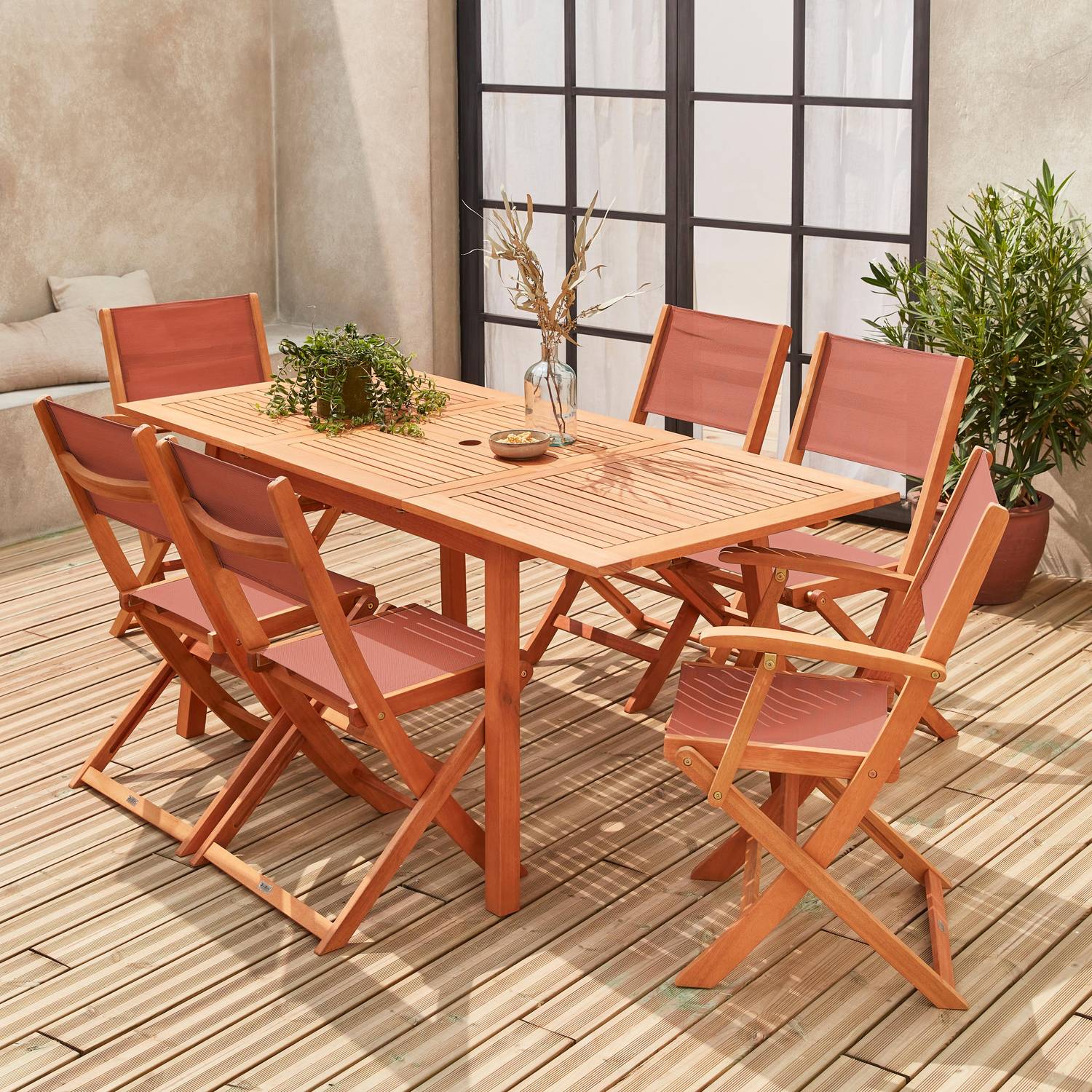 Ausziehbare Gartenmöbel aus Holz - Almeria - Tisch 120/180 cm mit Verlängerung, 2 Sesseln und 4 Stühlen aus geöltem FSC-Eukalyptusholz und terrakottafarbenem Textilene Photo1