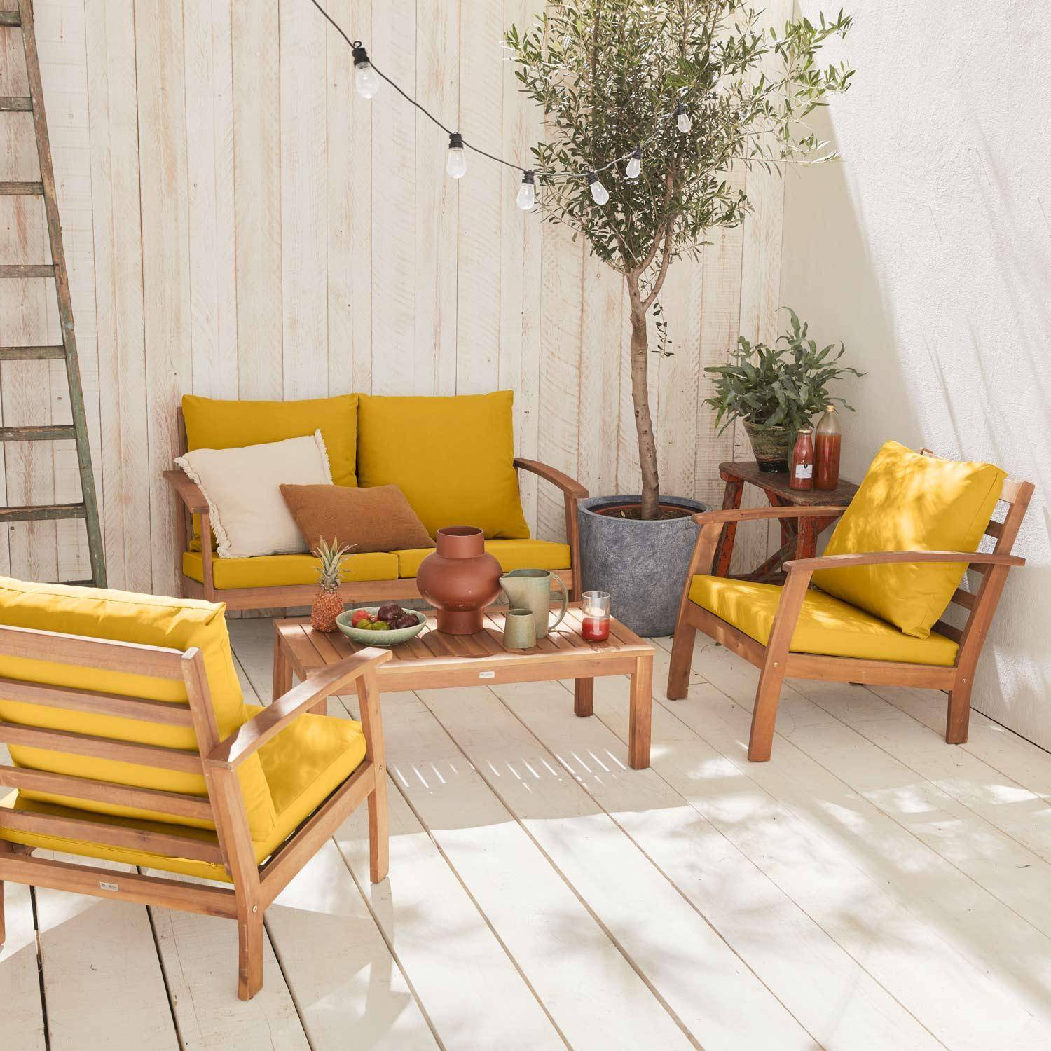 4 Sitze Holz Gartenmöbel - Ushuaïa - Senffarbene Kissen, Sofa, Sessel und Couchtisch aus Akazie, Design Photo1
