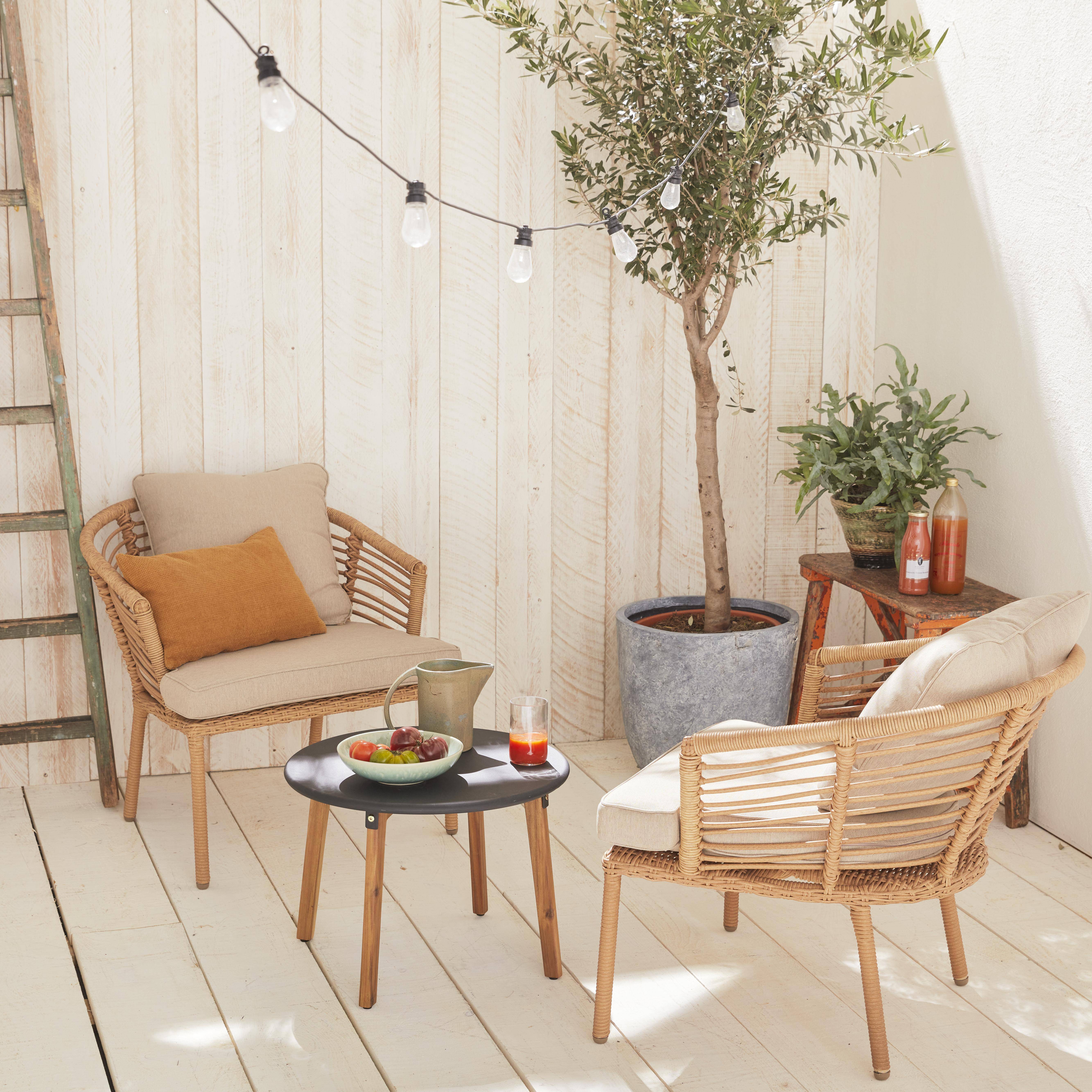 Conjunto de jardim com 2 poltronas e mesa pequena em resina trançada com efeito ratam e almofadas comodas  Photo1