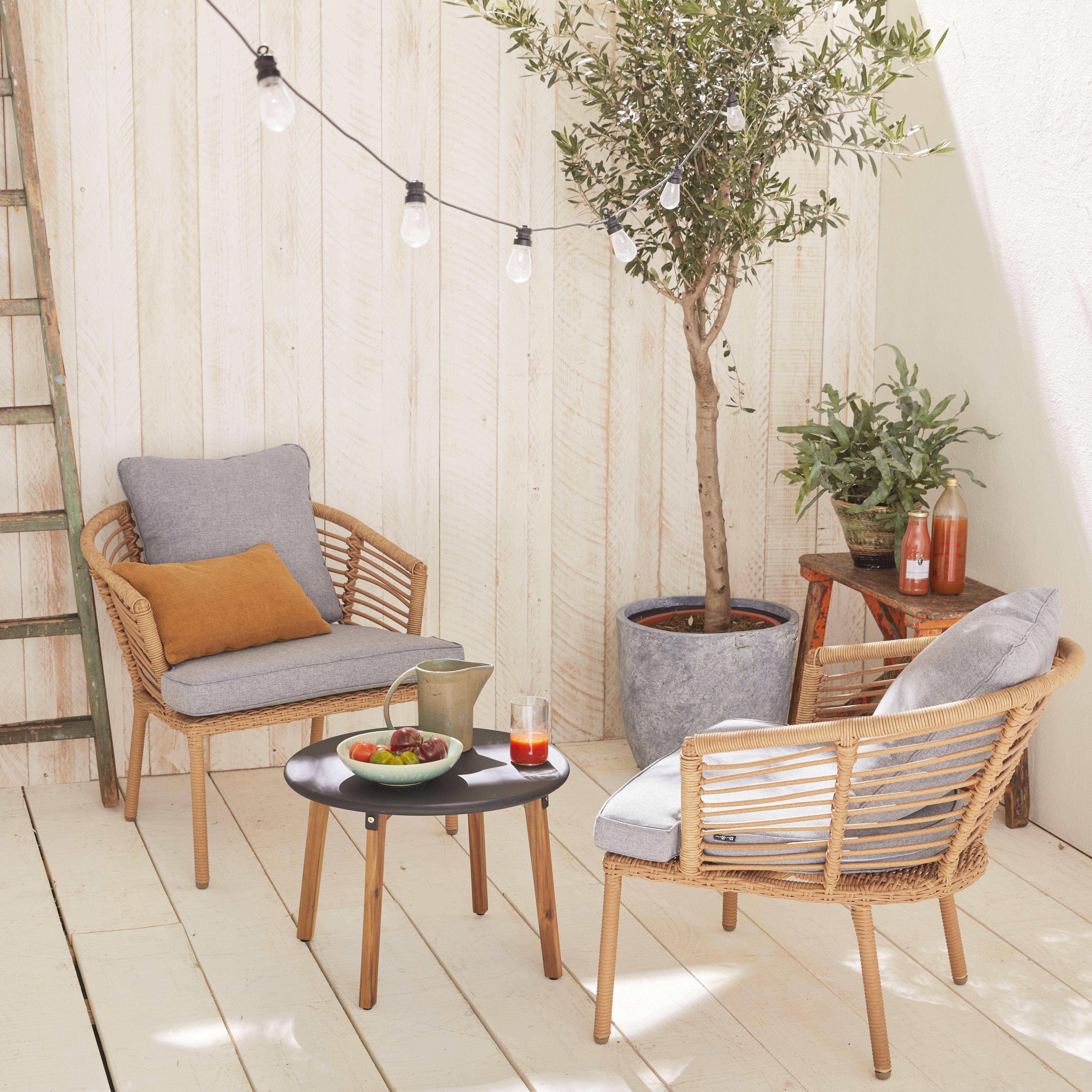 Conjunto de jardim com 2 poltronas e mesa pequena em resina trançada com efeito ratam e almofadas comodas  Photo1