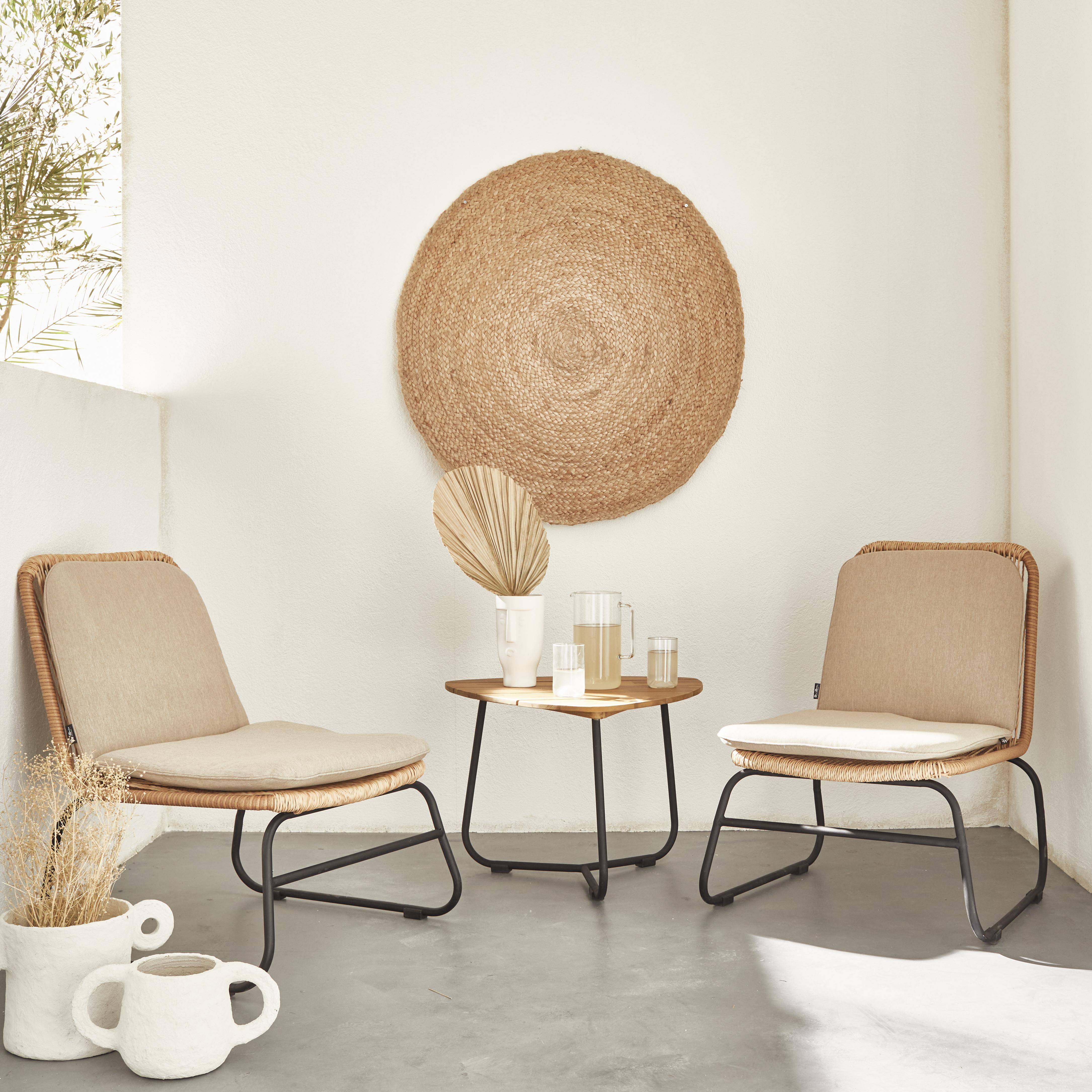 Salon de jardin bas 2 places LOMBOK – Lot de 2 chaises avec table d’appoint, résine tressée effet rotin, coussins beiges Photo1