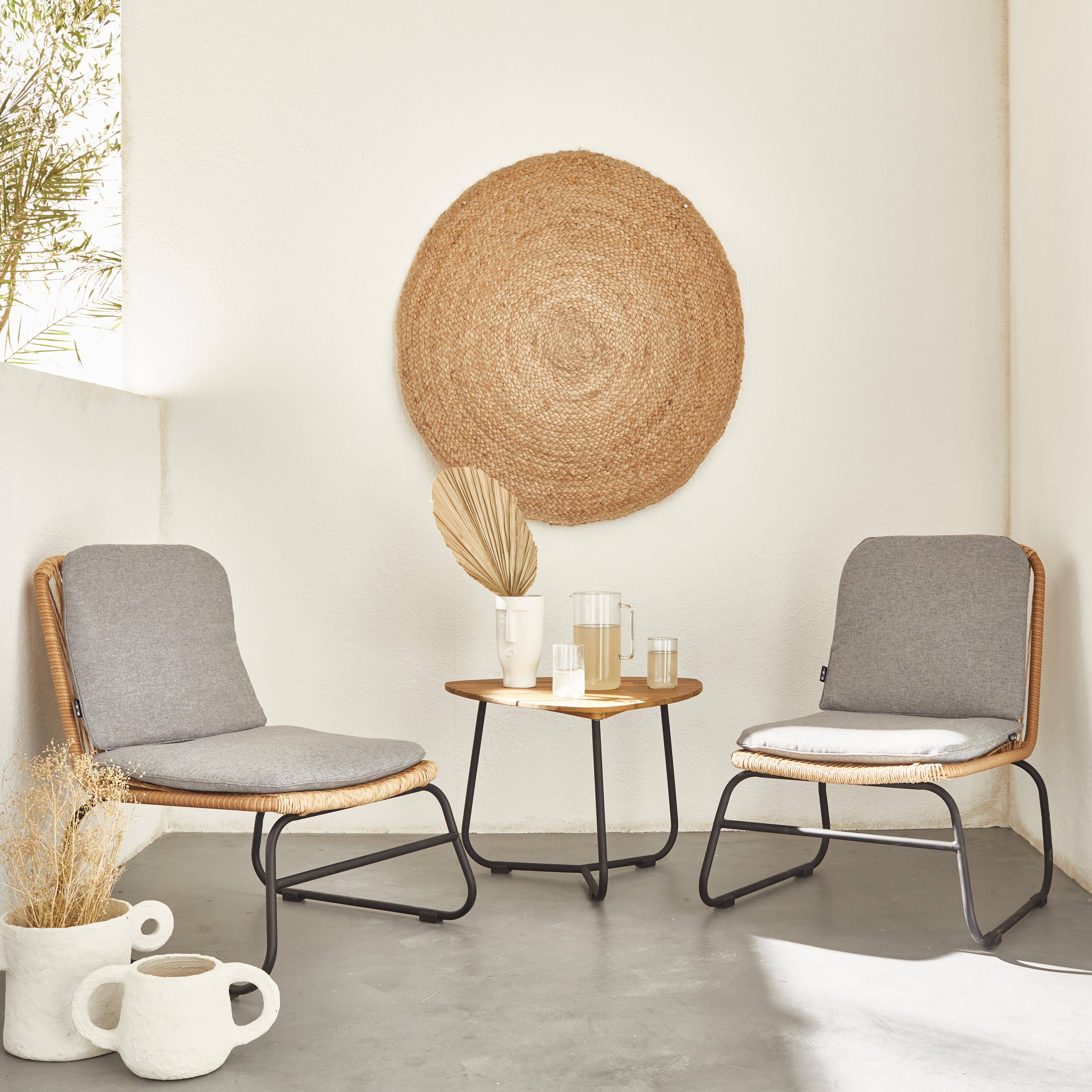 Salón de jardín 2 plazas LOMBOK – Lote de 2 sillas con mesa auxiliar, resina trenzada efecto ratán, cojines gris claro jaspeado Photo1